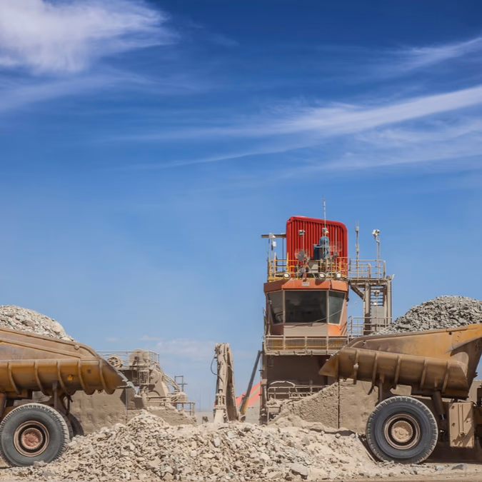 Buscan operadores de camiones mineros: revisa vacantes CAEX con sueldos de hasta $1.700.000