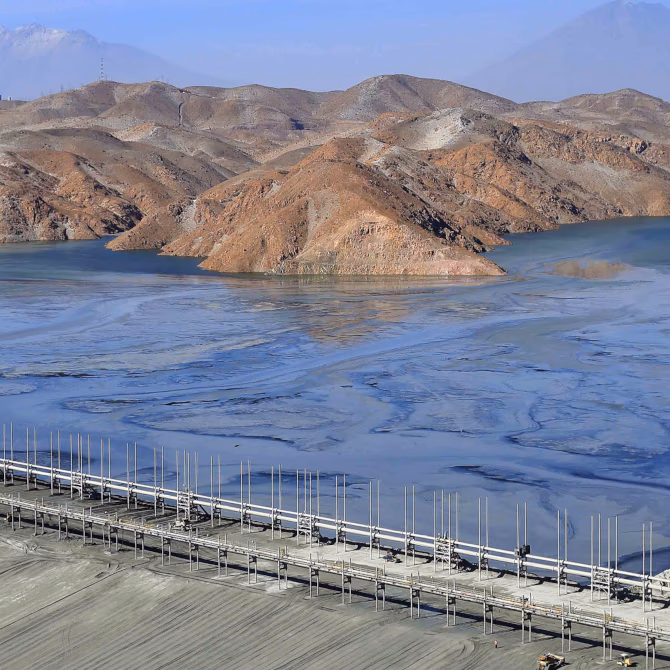Antofagasta reúne expertos en relaves ante lluvias y sismos, con el agua bajo presión