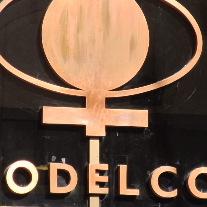 Codelco pasa al contraataque: exige $1.864 millones a filial de Pullman Bus por transporte minero