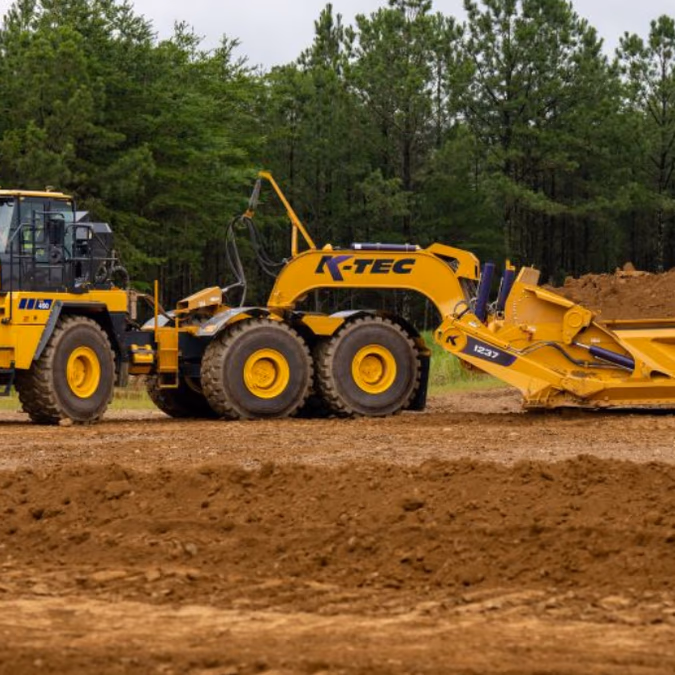 Komatsu transforma un camión gigante en una máquina que excava y transporta tierra con un solo operador