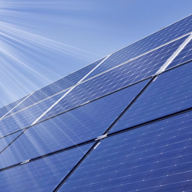 Innovación sustentable: luminarias móviles de energía solar en mina