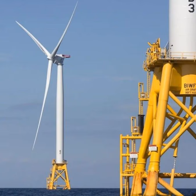 La administración de Biden anuncia docenas de subastas para energía eólica marina