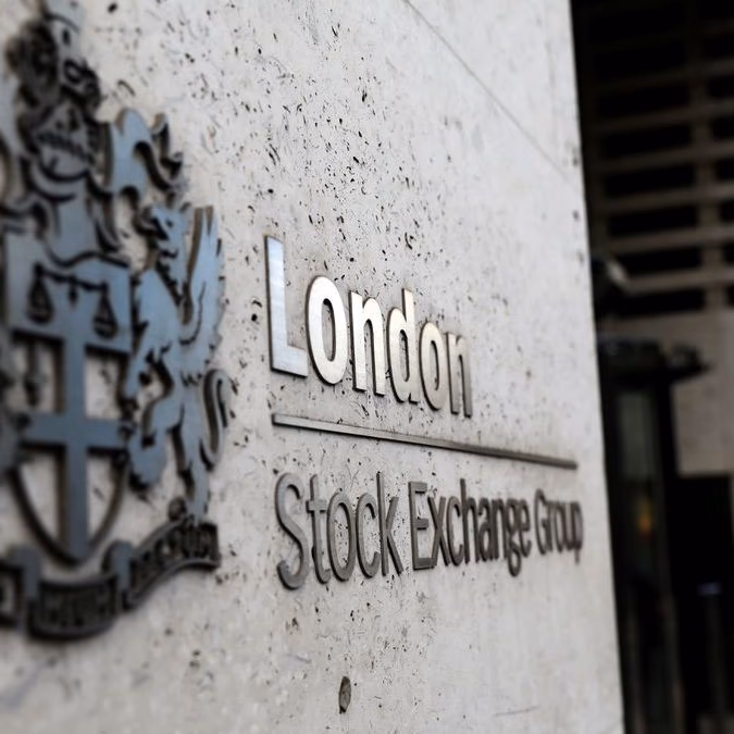 Las acciones petroleras elevan el FTSE 100 de Londres en medio de la angustia de Rusia
