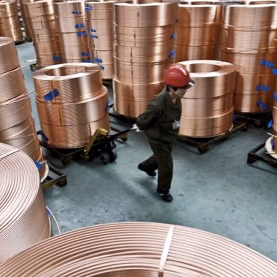 Las bajas existencias mundiales de cobre chocan con el estado de ánimo pesimista del mercado
