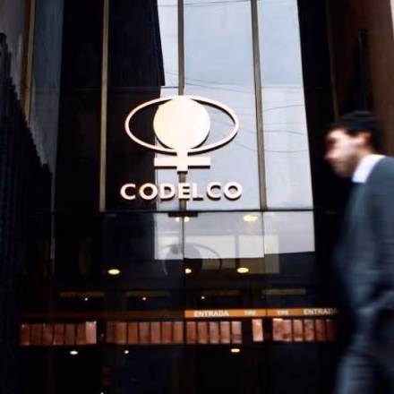Máximos ejecutivos de Codelco se reúnen con Piñera y le presentan plan de inversiones de la estatal