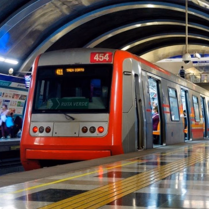 Metro de Santiago anuncia horarios especiales para el Día del Trabajador y eventos de abril