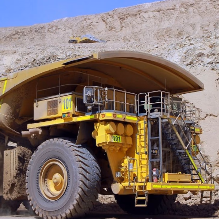 Minera Sierra Gorda impulsa eficiencia y sostenibilidad con 40 nuevos camiones en alianza con Grupo San Gabriel y Lipigas