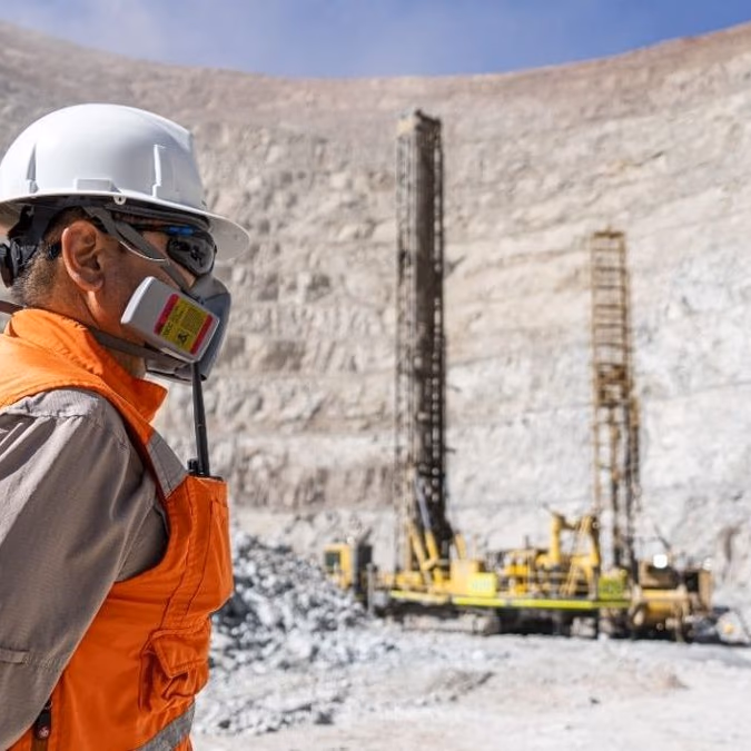 Minera Sierra Gorda SCM publica nuevas ofertas laborales en Antofagasta: revisa los cargos disponibles y cómo postular