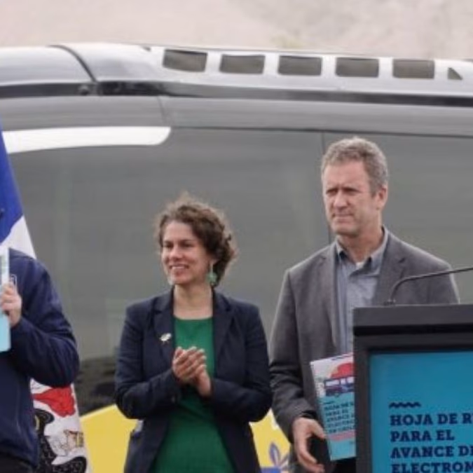 Ministros de Energía y Transporte entregaron al Presidente Boric la hoja de ruta para el avance de la electromovilidad