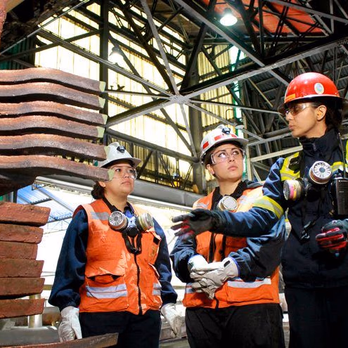 Mujer y minería: Codelco proyecta tener al año 2024 un 15% de dotación femenina