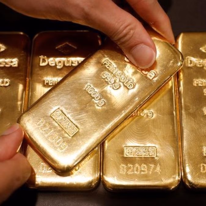 Oro retrocede ante avance de acciones