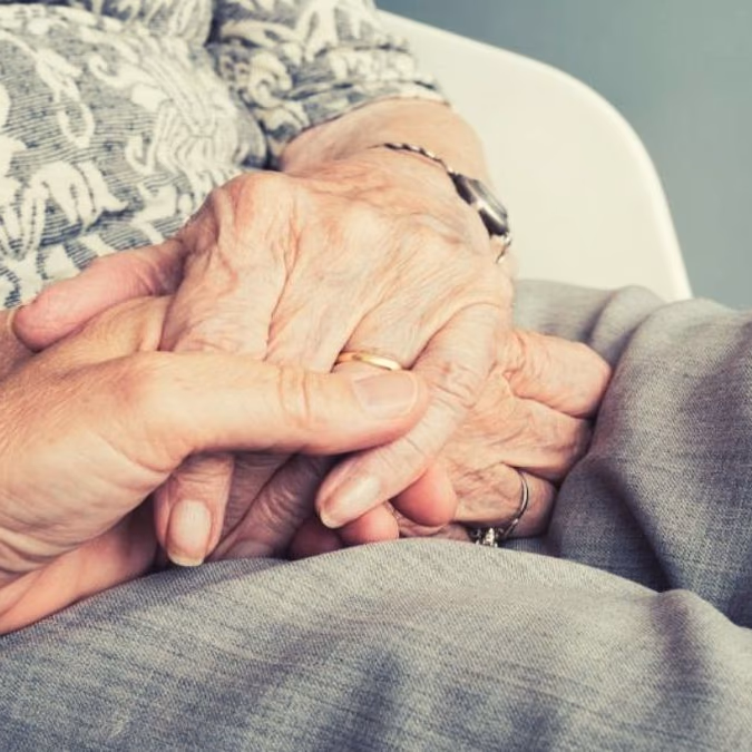Personas de 82 años con beneficios de reparación pueden solicitar PGU completa de $250.000