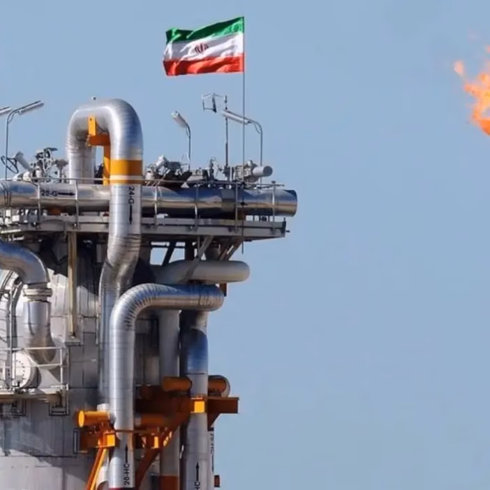 Petróleo cae más de 6% tras señales de Trump sobre la guerra con Irán y el flujo por el Estrecho de Ormuz