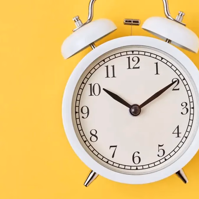 ¿Se adelanta o se atrasa el reloj en Chile? El ajuste de 60 minutos que marca el inicio del horario de invierno 2026