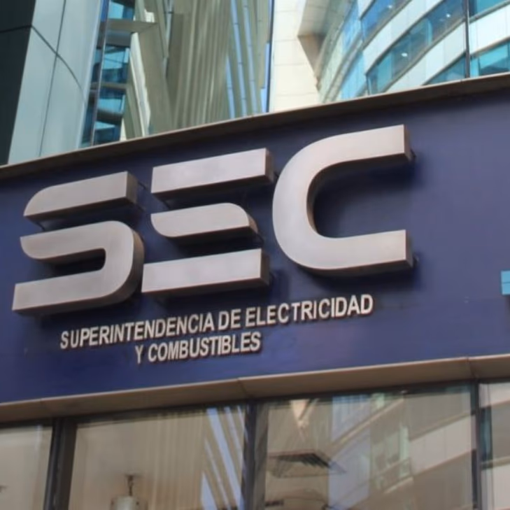 SEC impone multas millonarias a empresas eléctricas por fallos en servicio: CGE lidera con sanciones que superan los $1.372 millones