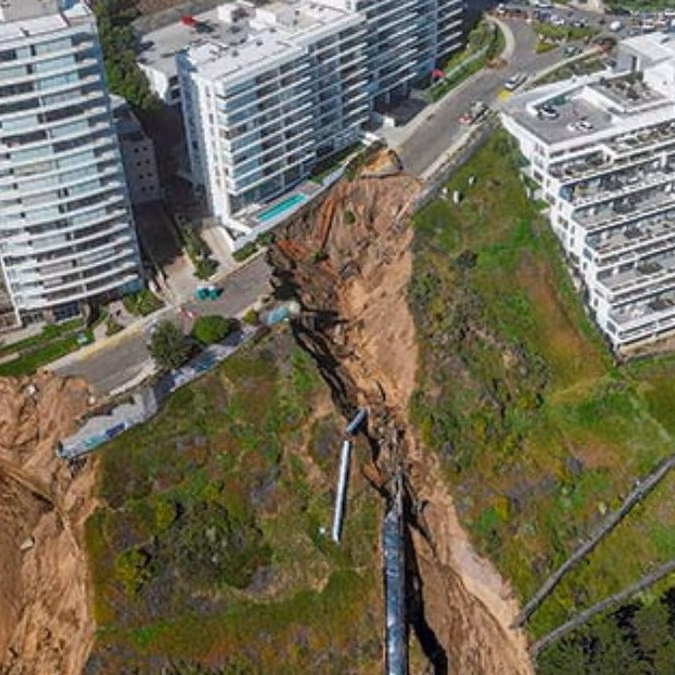 Socavón: gremios inmobiliarios y de la construcción refutan al MOP y apuntan a la falta de mantención en colector de aguas