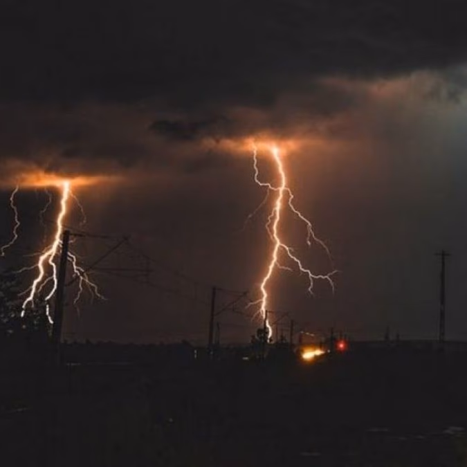 Tormentas eléctricas: emiten aviso para Valparaíso, Metropolitana y O’Higgins este viernes