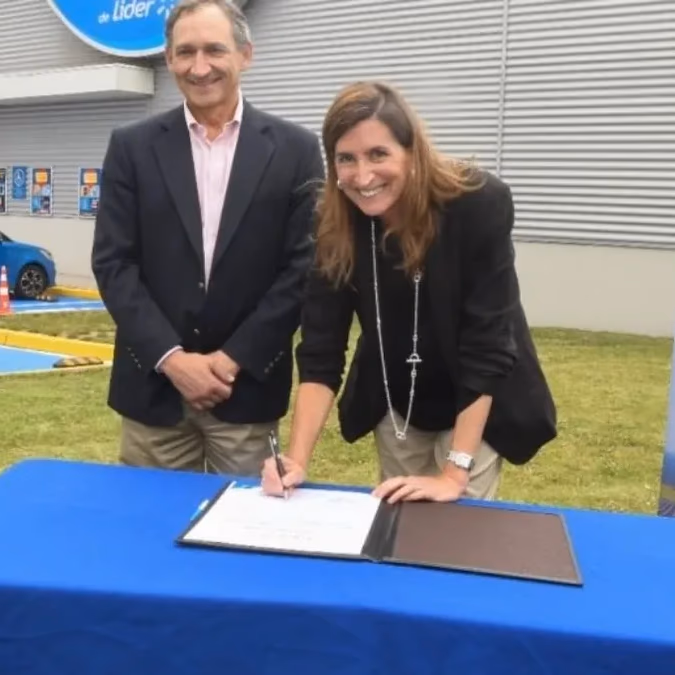 Walmart Chile y Copec acuerdan suministro de energía 100% renovable por ocho años