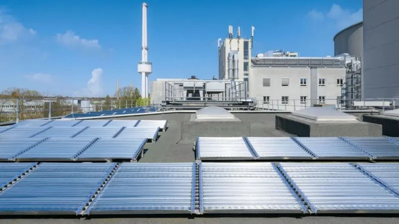 Hidrógeno verde sin electricidad: paneles solares generan combustible directo solo con agua y luz