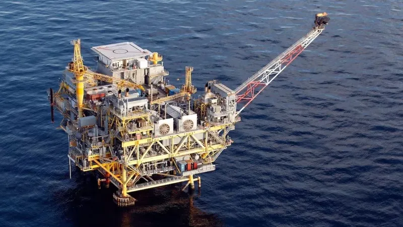 OPEP+ aumenta en 188 mil barriles diarios su producción desde junio pese a crisis en Ormuz