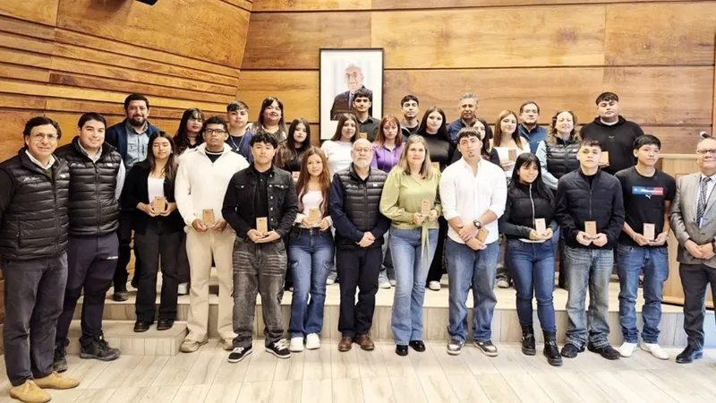 SCM Carola entrega 20 becas en Tierra Amarilla y refuerza formación minera local
