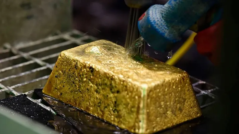 Pacgold produce su primera barra doré dorada en el proyecto White Dam