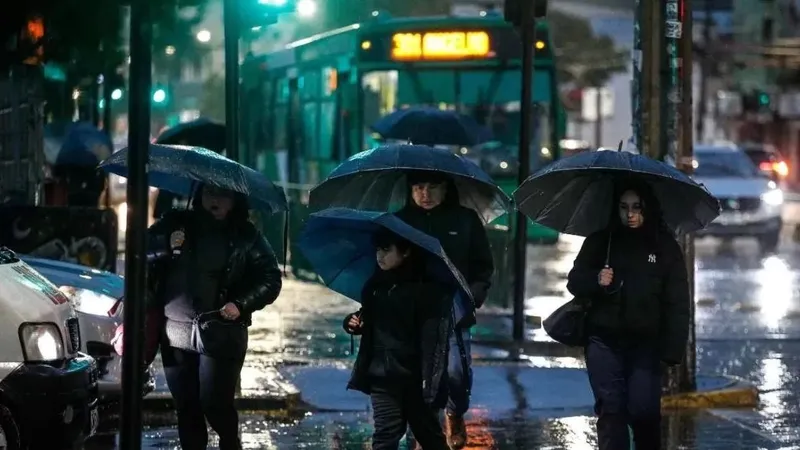 Sistema frontal: hasta 255 mm de lluvia y tormentas eléctricas impactarán a 9 regiones de Chile
