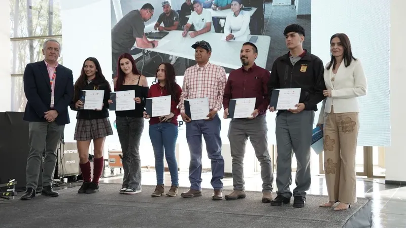 Codelco certifica a cerca de 300 personas en programa de empleabilidad “Juntos(as) Jugamos de Local”