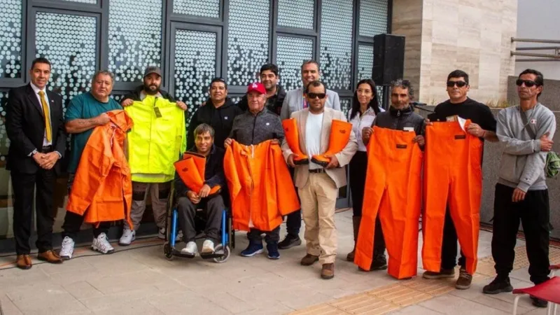 Codelco Salvador entrega 100 implementos de alta gama a pescadores de Flamenco y refuerza seguridad en faenas costeras