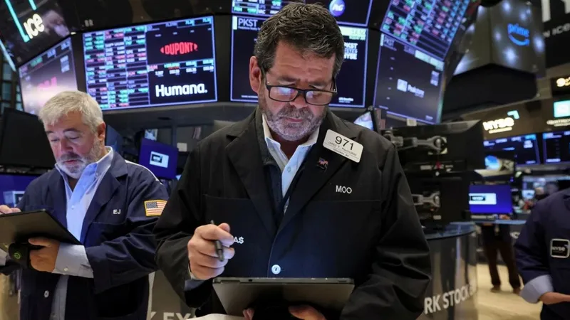 Wall Street sube 1,03% y marca récords históricos mientras el IPSA cae 0,2% en jornada de contrastes