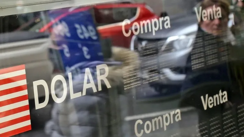 Dólar en Chile: cae bajo los $900 y cobre sobre US$6 refuerza al peso en jornada clave