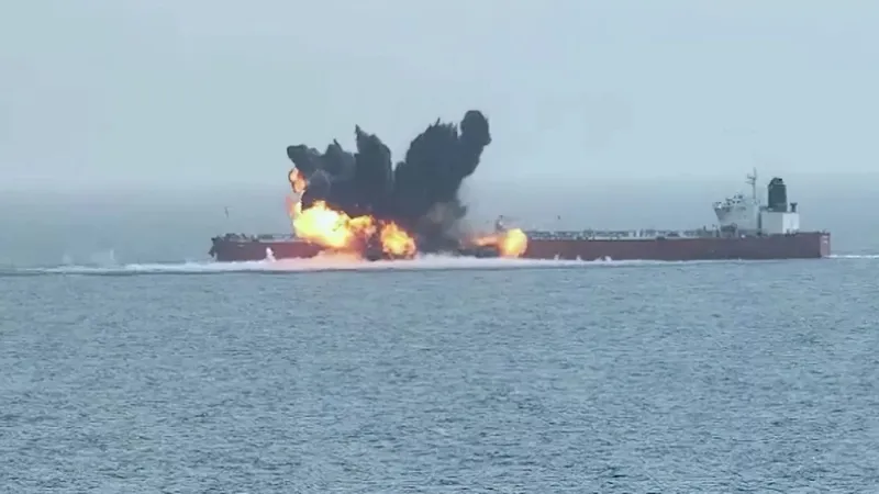 China confirma ataque a petrolero con tripulación china en Ormuz y aumenta preocupación por seguridad marítima