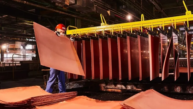 Precio del cobre sube a US$6,1 la libra: Cochilco identifica tensión geopolítica y menor oferta como claves del mercado