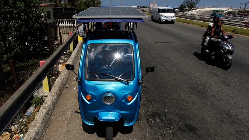 Joven cubano de 21 años impulsa triciclos eléctricos con energía solar ante crisis energética