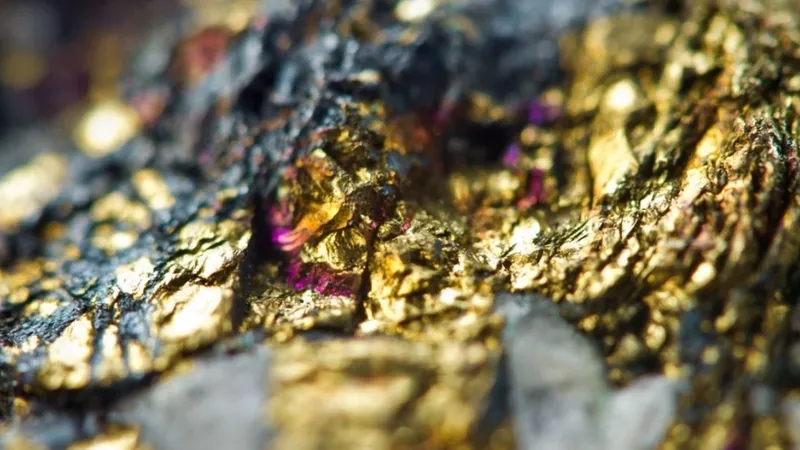 Highland Critical Minerals lidera alzas en acciones mineras canadienses con un 400% de incremento