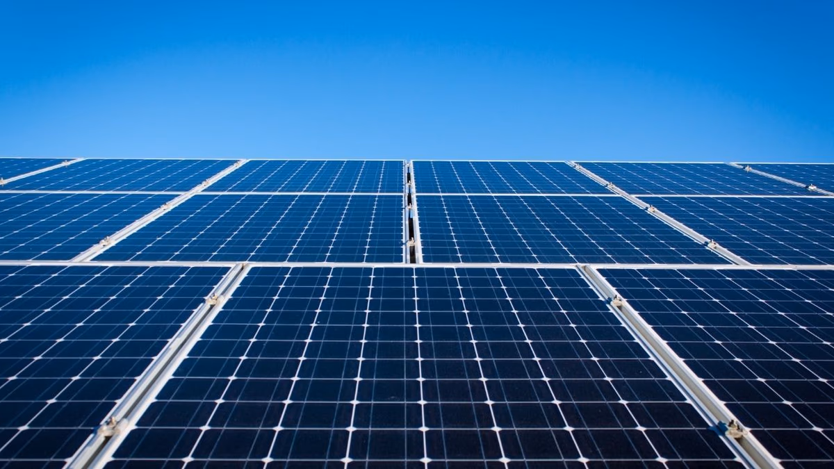 Estudio apunta a ahorro de hasta 16,7% al conectar paneles solares, baterías y bombas de calor con corriente continua