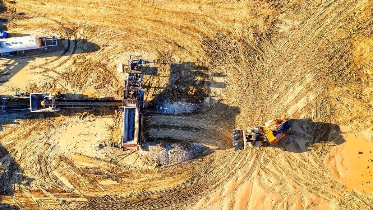 Biministro Mas pone reducción de impuestos, certeza tributaria y permisos al centro de la inversión minera