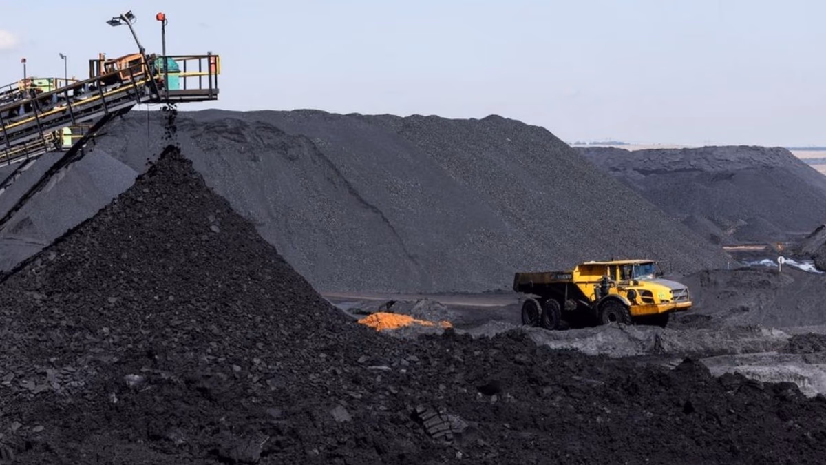Indonesia remece el mercado del carbón con control estatal de exportaciones y genera tensión entre mineras y traders