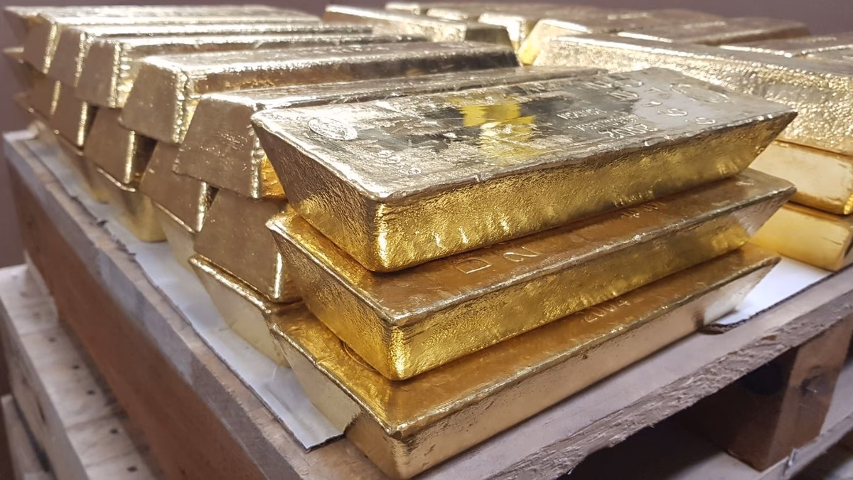 Oro rebota más de 2% por datos laborales débiles en EE.UU. y menor presión sobre las tasas de la Fed