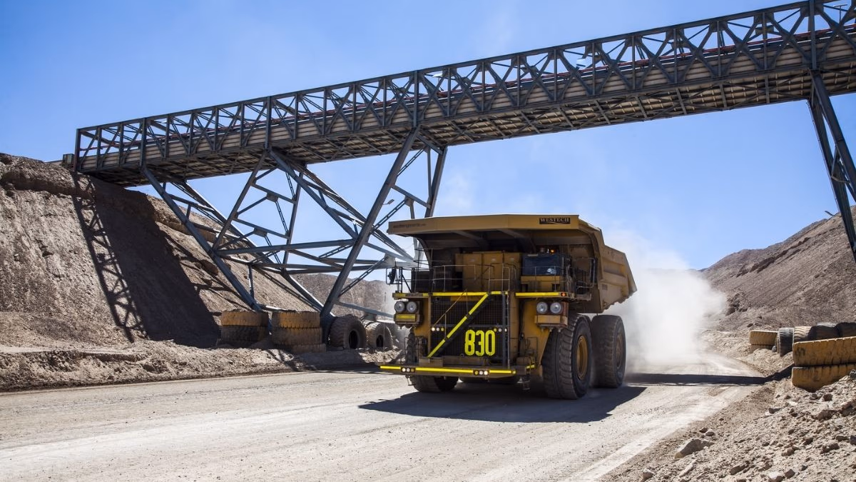 Trabajo para operadores CAEX en minería: revisa vacantes con sueldos de hasta $1.930.000