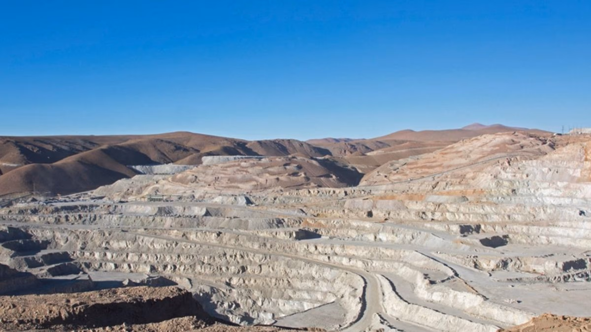 Minera Quebrada Blanca abre convocatoria laboral: revisa cargos en faena y Santiago para postular