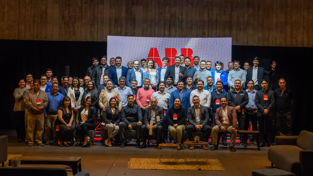 ABB en Chile presenta ventajas de interruptores Tmax XT ante 70 clientes