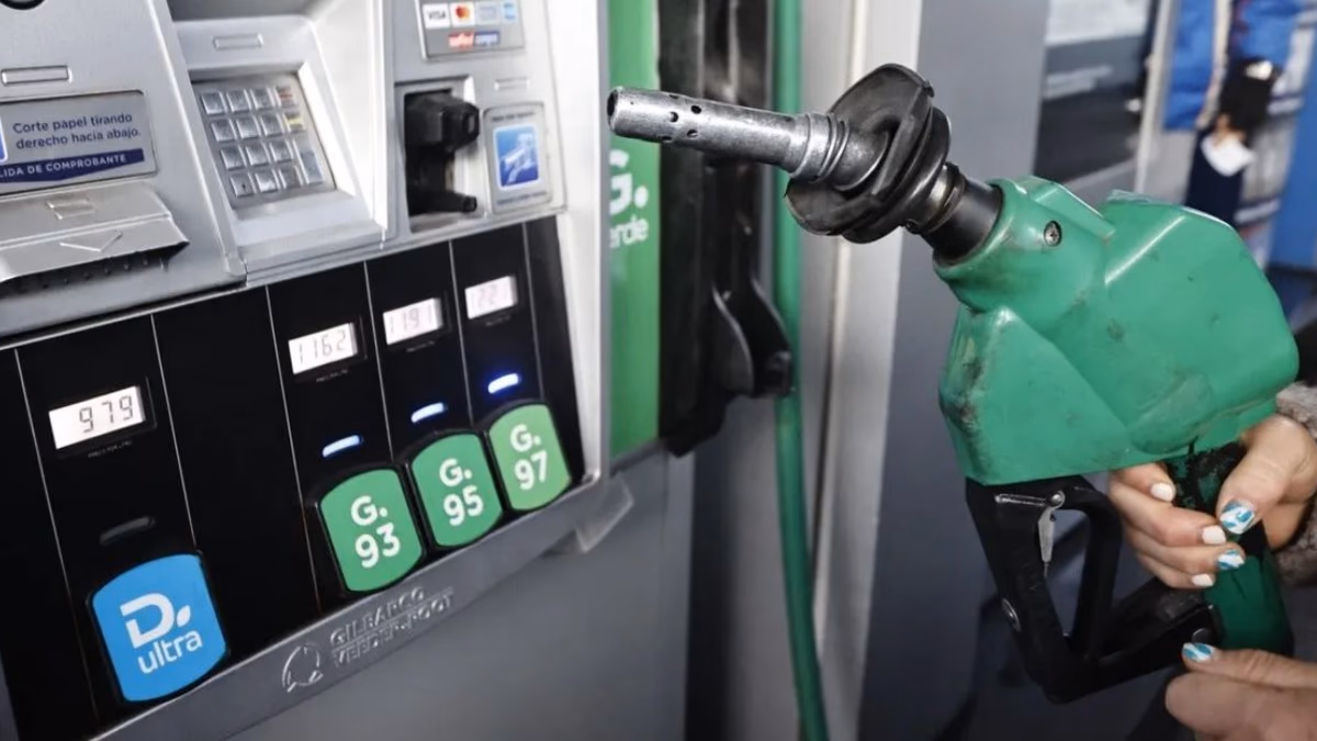 Abril trae descuentos en bencina: revisa aquí las rebajas de hasta $300 por litro según tu tarjeta