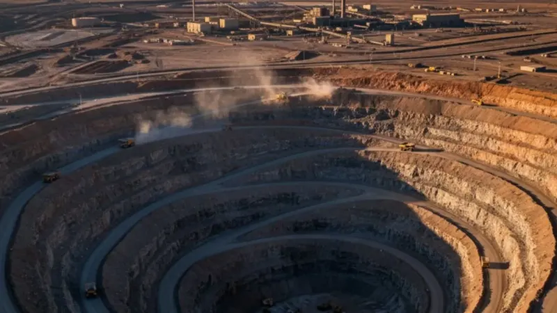 Acciones de Newmont suben 24% impulsadas por auge del oro y diversificación