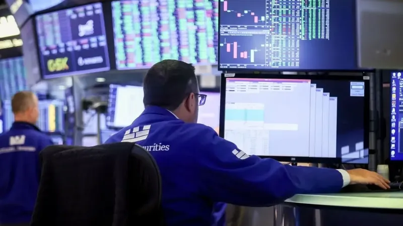 Acciones y bonos suben mientras petróleo cae en medio de tensiones globales