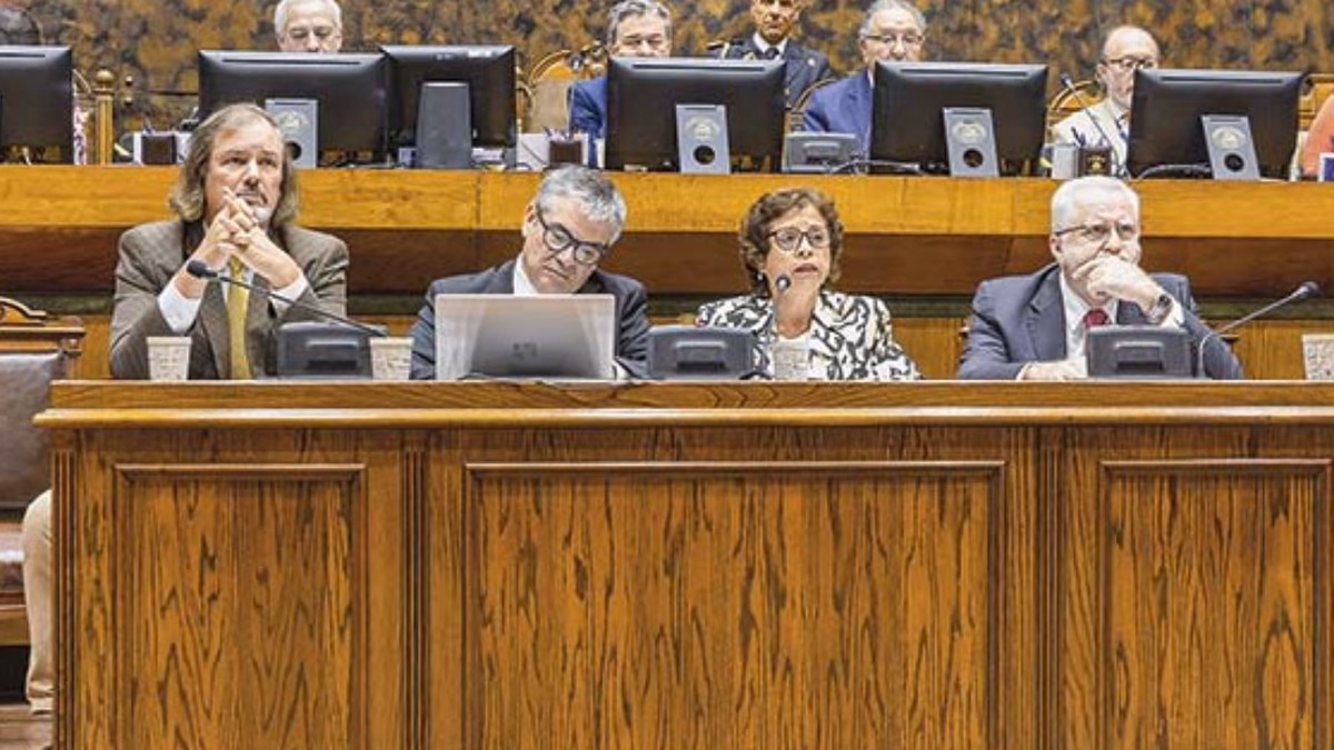 Acuerdo Codelco-SQM: falta de licitación internacional y Julio Ponce marcan polémica sesión del Senado