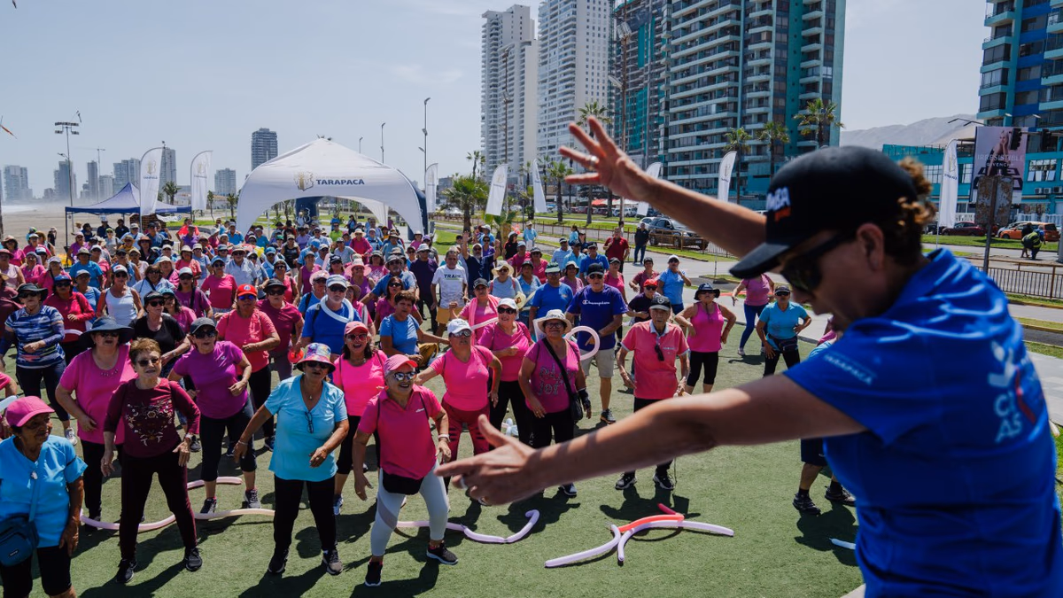 Adultos mayores del centro integral “Ariel Standen” celebraron Día Nacional del Deporte en borde costero de Iquique