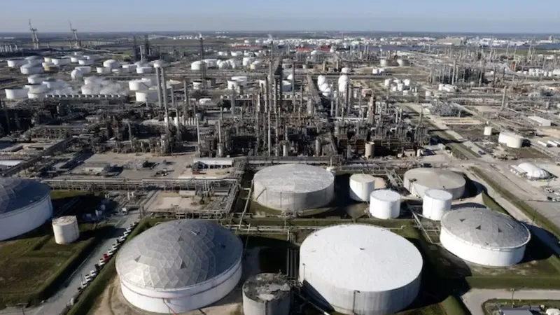 AIE dice que aún tiene 1.400 millones de barriles y puede liberar más crudo
