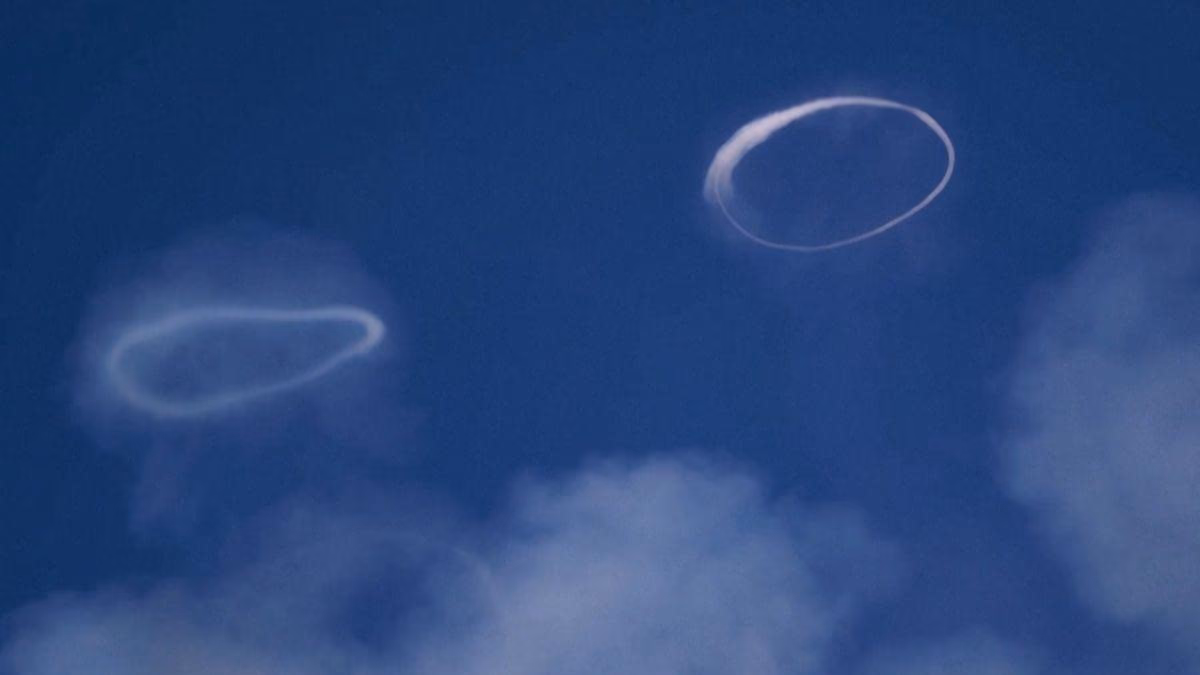 Alucinantes anillos de humo emergen del Volcán Etna en Italia