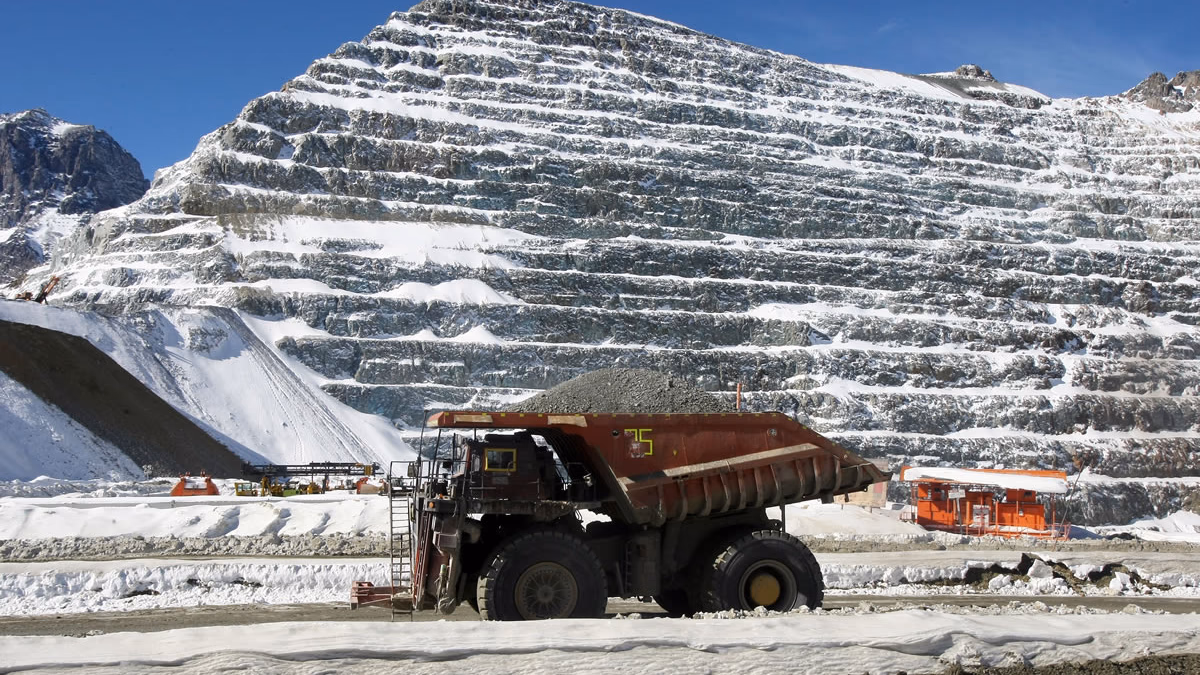 Anglo American reporta caída en producción de Los Bronces de casi 20% por menor disponibilidad de agua